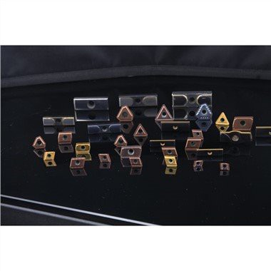 Izmenljiva vrtalna glava z vložki